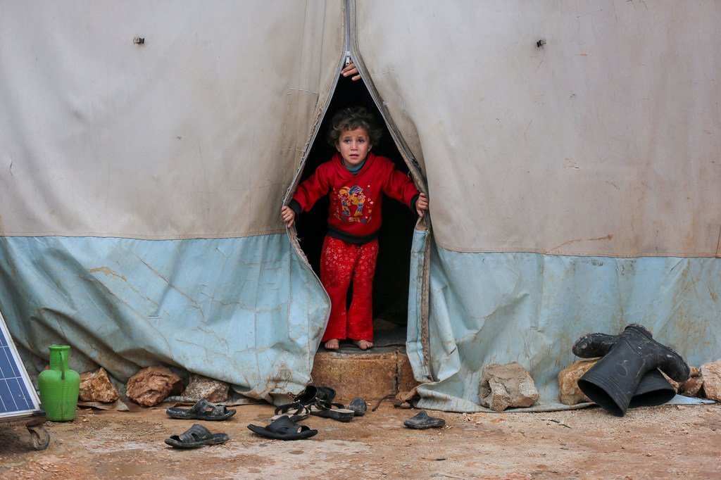 一个住在叙利亚西北部境内流离失所者营地的孩子。