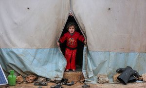 طفلة تعيش في مخيم للنازحين شمال غرب سوريا.