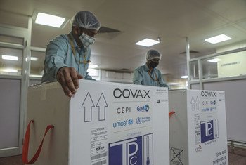 Una caja de vacunas del COVID-19 para la iniciativa COVAX se prepara para el envío desde Pune, en India