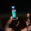 Un vial de la vacuna de COVID-19 en Accra, la capital de Ghana