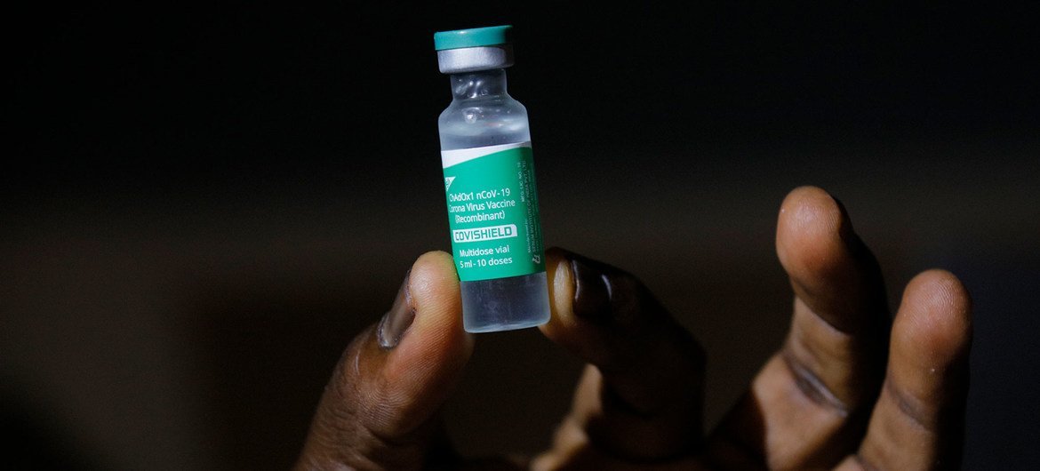 Un vial de la vacuna de COVID-19 en Accra, la capital de Ghana