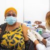 Une professionnelle de santé à Abidjan, en Côte d'Ivoire, est l'une des premières personnes dans son pays à recevoir une dose de vaccin anti-Covid-19.
