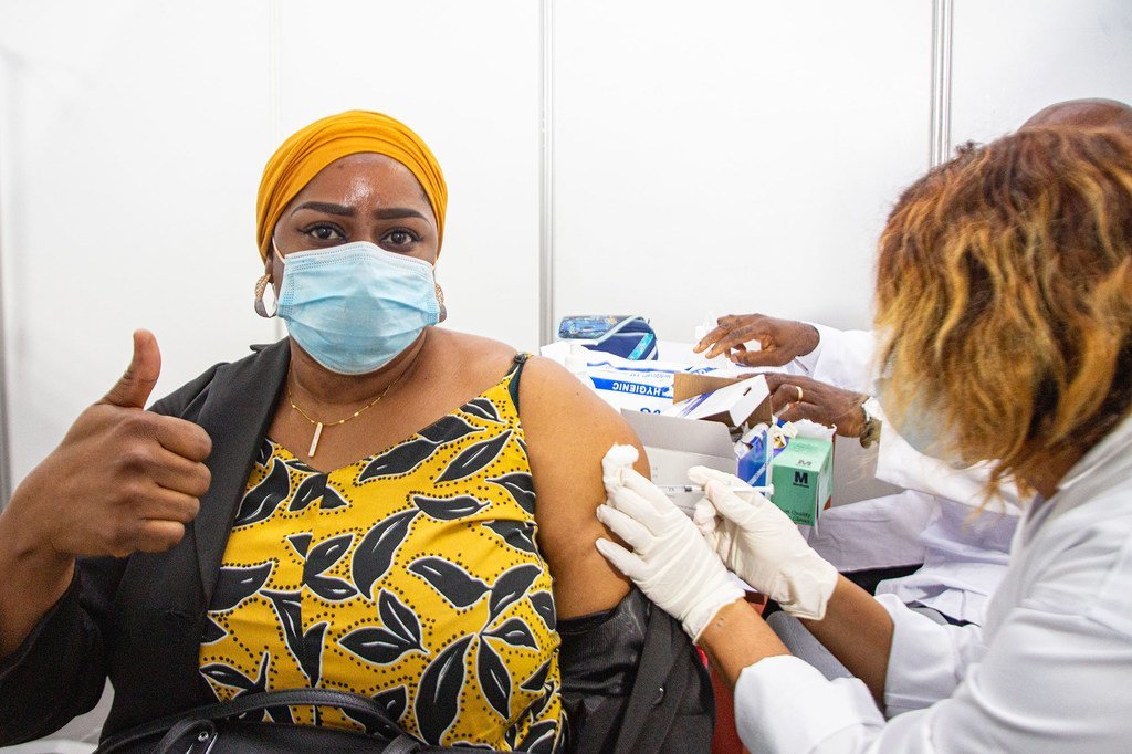 Une professionnelle de santé à Abidjan, en Côte d'Ivoire, est l'une des premières personnes dans son pays à recevoir une dose de vaccin anti-Covid-19.