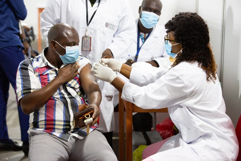Un homme à Abidjan, en Côte d'Ivoire, est vacciné contre la Covid-19.