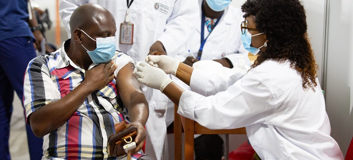 Homem na Côte d'Ivoire recebendo sua primeira dose da vacina contra Covid-19