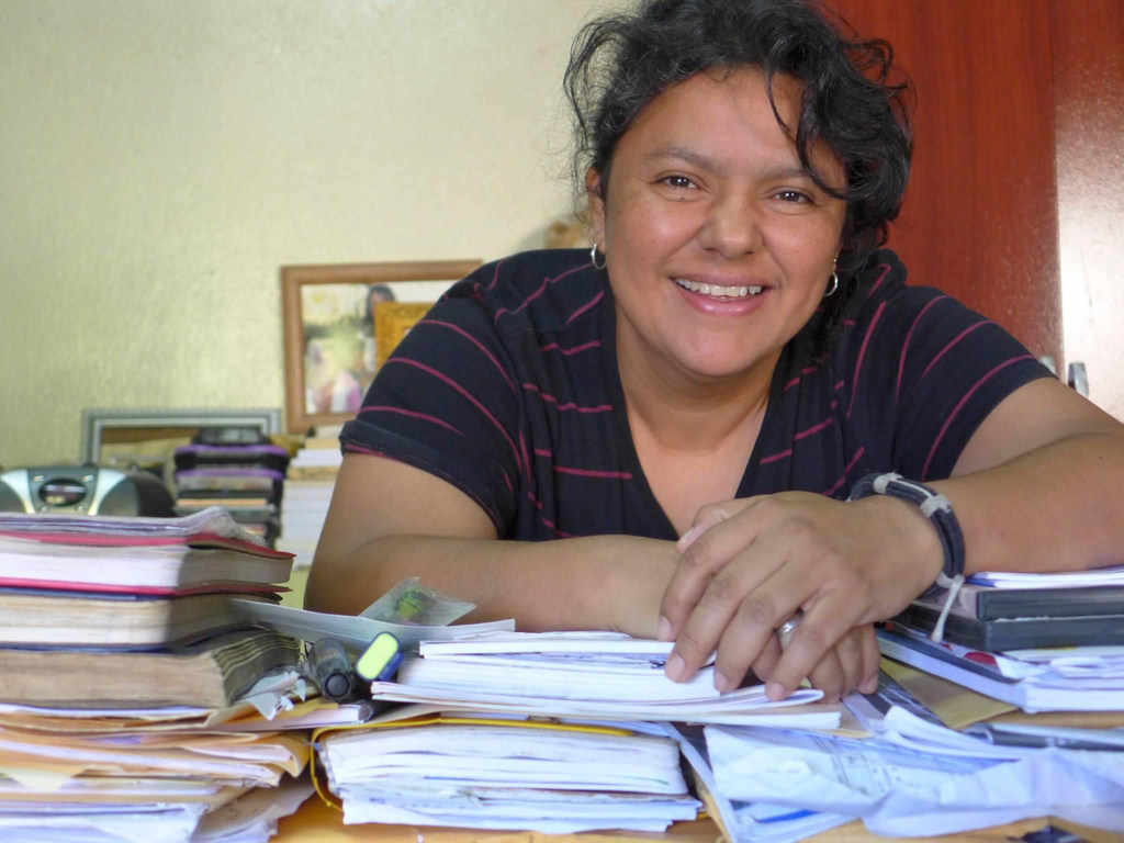 Berta Cáceres,líder indígena lenca, ​​feminista y activista del medio ambiente hondureña, asesinada por su lucha en defensa de los derchos humanos.