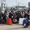 Des réfugiés en provenance d'Ukraine entrant en Pologne au poste frontière de Medyka
