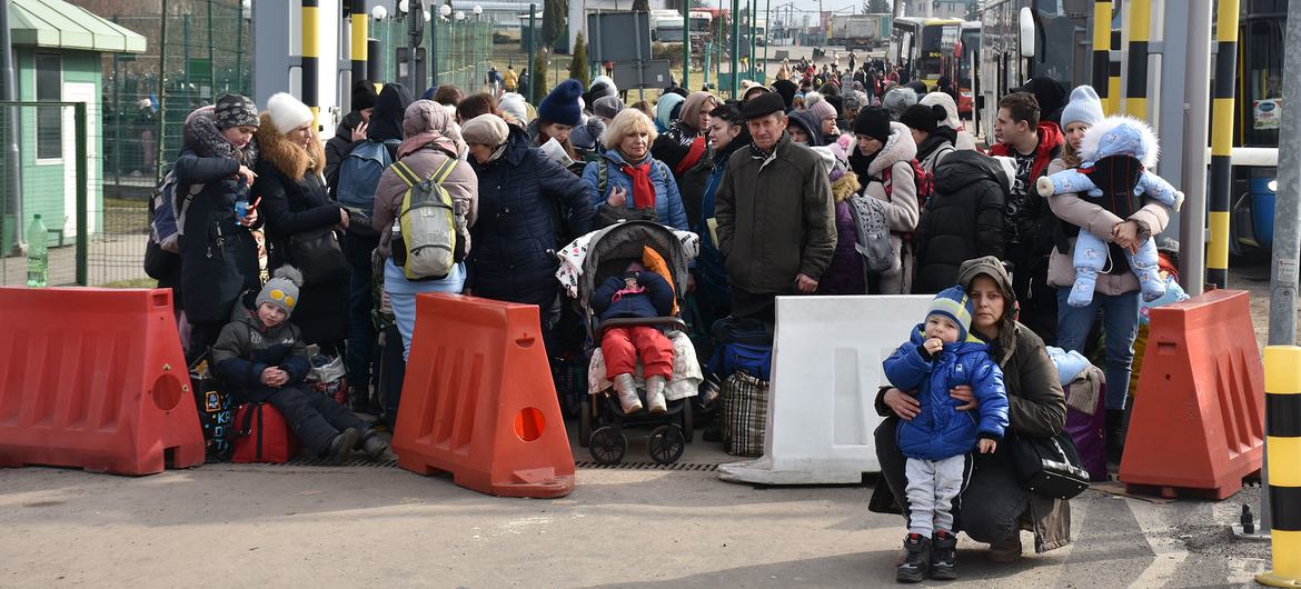Des réfugiés en provenance d'Ukraine entrant en Pologne à un poste frontière.