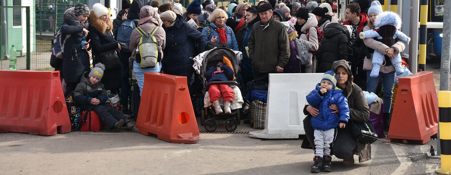 Des réfugiés en provenance d'Ukraine entrant en Pologne au poste frontière de Medyka