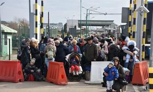 Entrada de refugiados de Ucrania a Polonia en el puesto fronterizo de Medyka.
