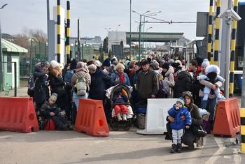 Entrada de refugiados de Ucrania a Polonia en el puesto fronterizo de Medyka.