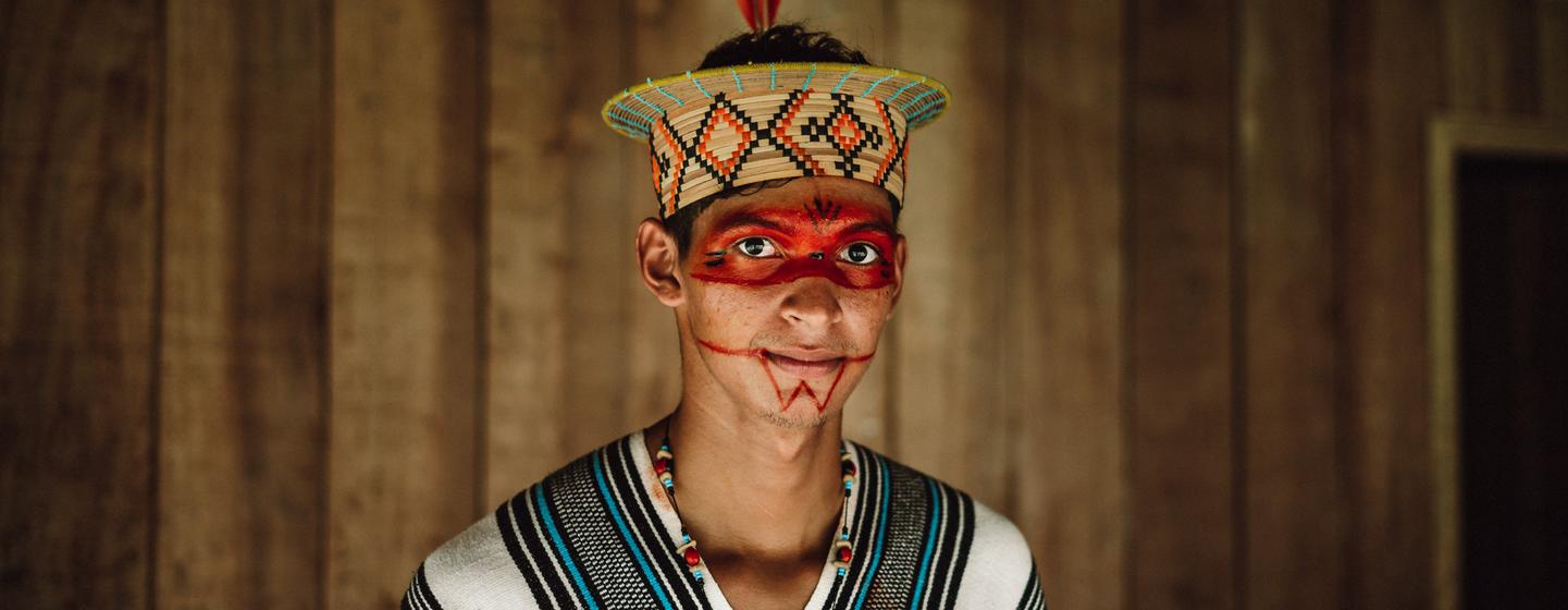 Poyowari Piyãko, jovem ativista indígena Ashaninka, no norte do Brasil.