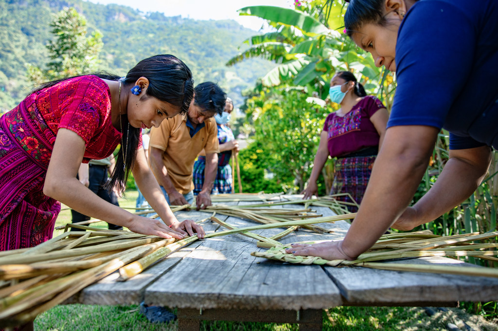 Mujeres la asociación Amigos del lago, que lucha por la protección del lago Atítlan en Guatemala.
