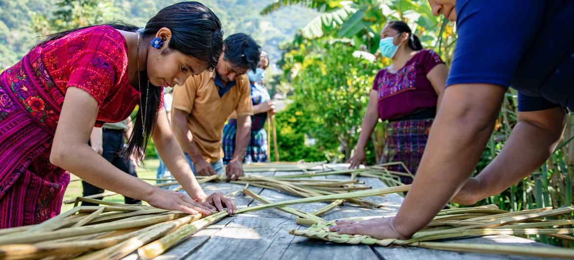 Atítlan Gölü'nün hakları için savaşan “Amigos de lago” derneğinin kadınları Guatemala'da bir kamış dokuma atölyesine katılıyor.