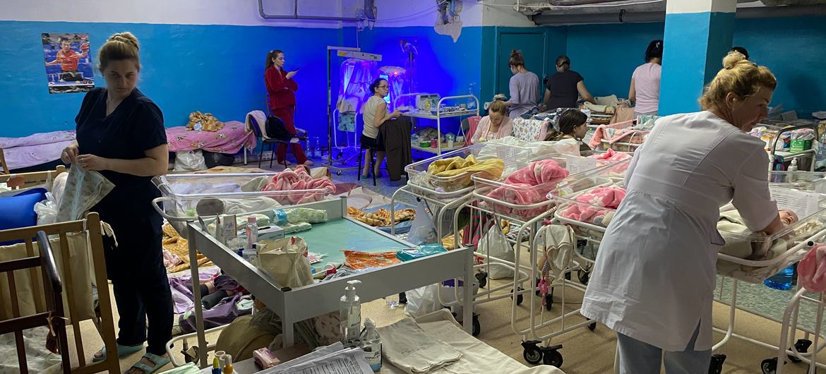 Os bebês são atendidos em um centro perinatal improvisado localizado no porão de um complexo médico em Saltivka, um bairro residencial de Kharkiv, na Ucrânia.
