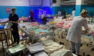 在乌克兰哈尔科夫居民区的一个医疗中心地下室里，婴儿们正在接受照顾。