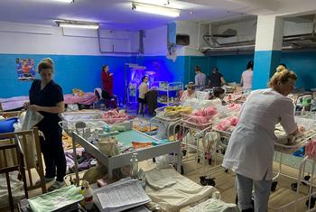 Забота о младенцах в импровизированном перинатальном центре, расположенном в подвале медицинского комплекса на Салтовке, жилой район Харькова, Украина.