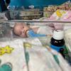 यूक्रेन के ख़ारकीफ़ ज़िले के एक रिहायशी इलाक़े में, एक भूमिगत आपात चिकित्सा केन्द्र में एक बच्चे का उपचार 