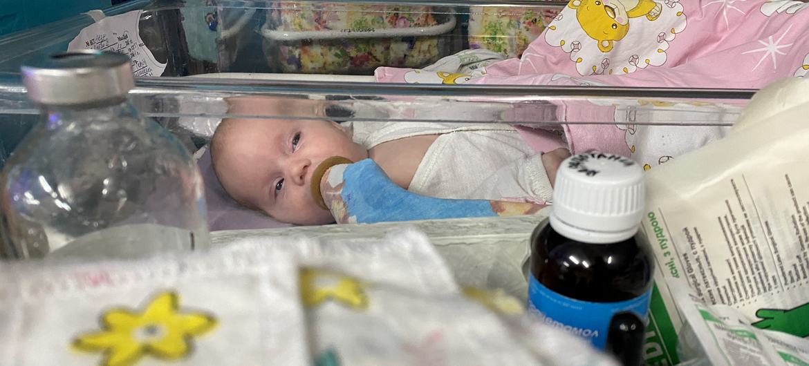 Un bebé es atendido en un centro perinatal improvisado situado en el sótano de un complejo médico en Saltivka, un barrio residencial de Kharkiv, Ucrania.