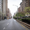 由于冠状病毒大流行，纽约市通常繁忙的公园大道基本上无人光顾，人们都呆在家里。