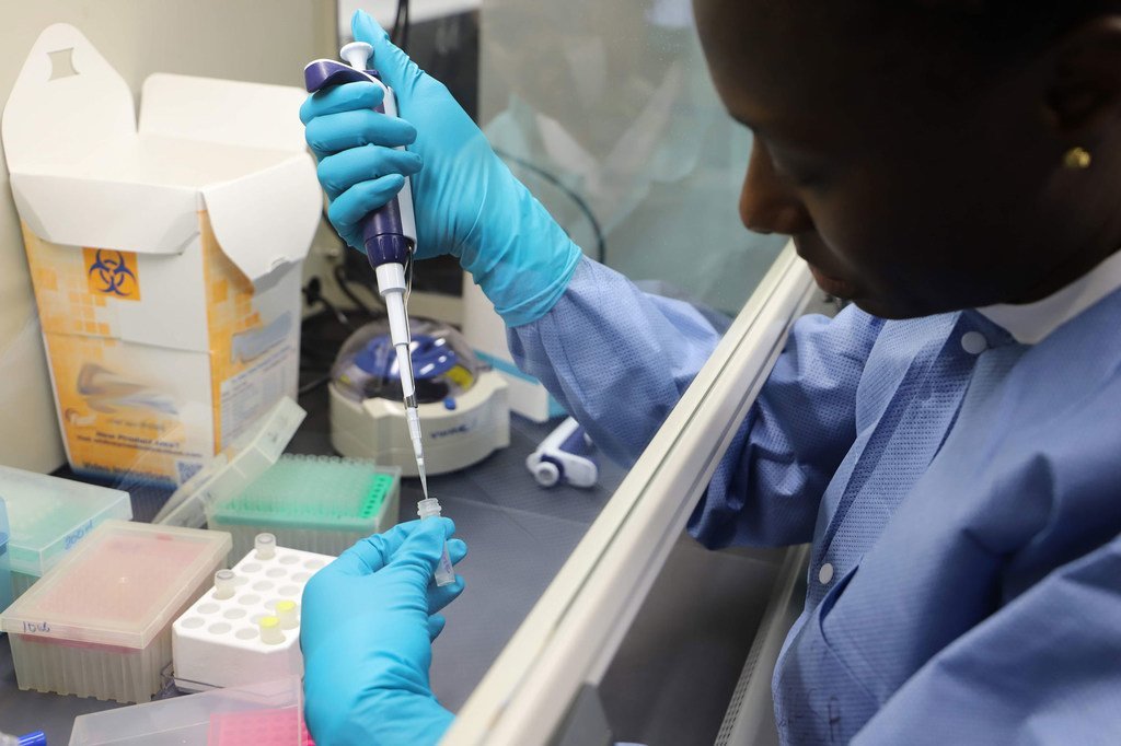 Une séance de formation sur comment tester le coronavirus a lieu dans un laboratoire à la Barbade.