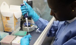 Una trabajadora de laboratorio aprende como hacer pruebas de coronavirus en Barbados.