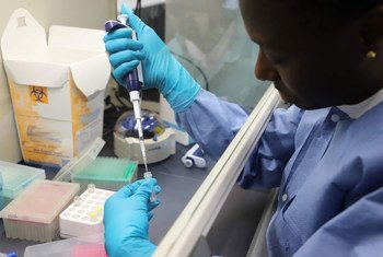 Una trabajadora de laboratorio aprende como hacer pruebas de coronavirus en Barbados.