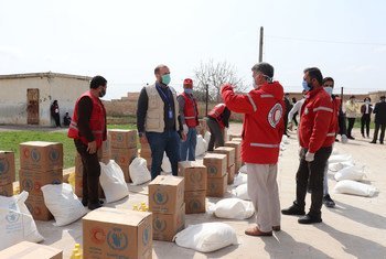 世界粮食计划署正在与叙利亚阿拉伯红新月会合作，向阿勒颇附近的代尔·哈弗尔最脆弱的人们分发食物，并确保他们了解如何防范2019冠状病毒大流行。