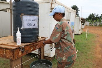 联合国派驻刚果民主共和国的维和人员正在练习如何彻底洗手，以防止冠状病毒传播。