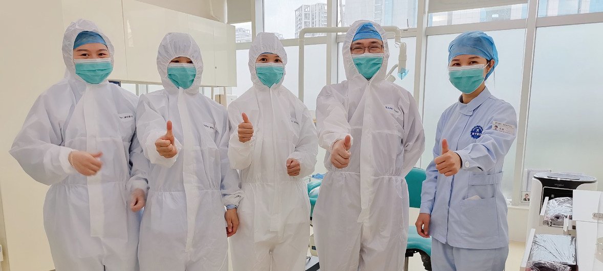 عاملون صحيون في شانجان أثناء تفشي فيروس كورونا.