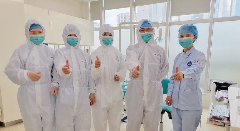 Des professionnels de santé à Shenzen, en Chine, pendant la pandémie de Covid-19.