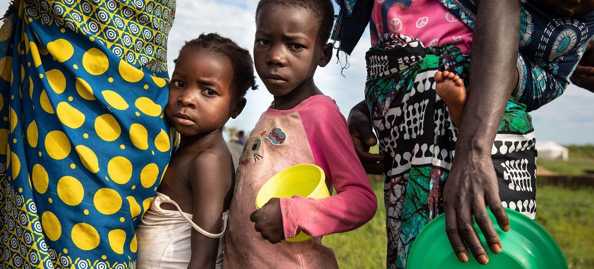 Familias siniestradas por el ciclón Eloísa hacen cola para recibir asistencia alimentaria en Beira; Mozambique.