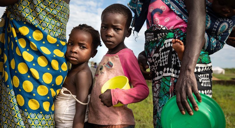 أسر متضررة بسبب إعصار إلويس المداري يصطفون في طابور للحصول على الطعام في أحد مراكز إعادة التوطين في موزامبيق.