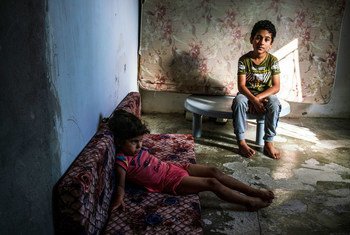 الوضع المادي البائس فاقم الأوضاع عبر زيادة الديون وأجبر أسرة سورية لاجئة على الرحيل ثلاث مرات. والآن تعيش في منزل متهدم على جانب مقبرة في الأردن.