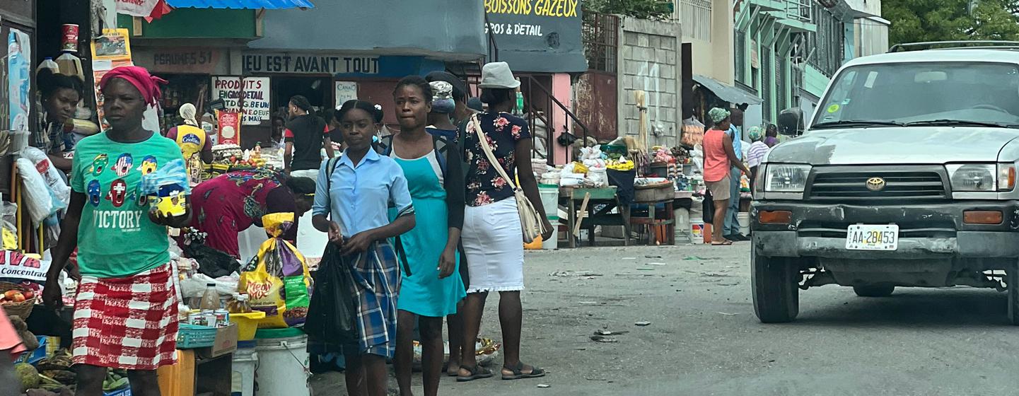 Des articles sont vendus sur les trottoirs dans un quartier de Port-au-Prince, en Haïti.