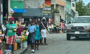 Des articles sont vendus sur les trottoirs dans un quartier de Port-au-Prince, en Haïti.