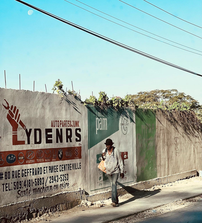 Un hombre caminan por la zona de Delmas, en Puerto Príncipe (Haití).