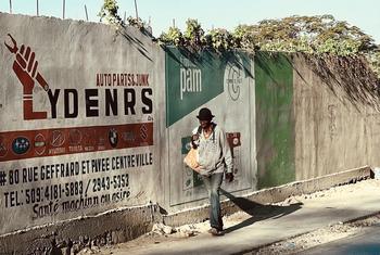 Un homme marchant à Delmas, dans la capitale haïtienne Port-au-Prince.