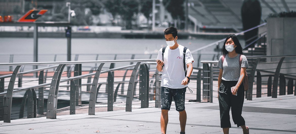 新加坡滨海湾，行人戴着口罩。