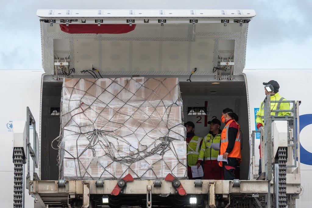 Un avion du PAM transportant près de 16 tonnes de fournitures comprenant des masques et des gants pour les pays d’Afrique de l’Ouest du Burkina Faso et du Ghana