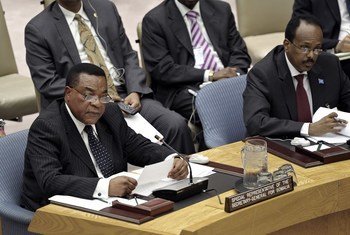Mwakilishi Maalum wa Katibu Mkuu wa UN nchini Somalia, Balozi Augustine Mahiga, (kushoto) akihutubia Baraza la Usalama kuhusu Somalia. (11 Mei 2011)