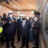 الأمين العام للأمم المتحدة أنطونيو غوتيريش (وسط) يقوم بجولة على مرفق لإنتاج اللقاحات في معهد باستور في داكار، مع رئيس السنغال، ماكي سال (يسار الوسط).
