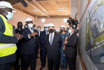 Генеральный секретарь Антониу Гутерриш и президент Маки Саль посетили новый высокотехнологичный завод по производству вакцин, который строится в Дакаре