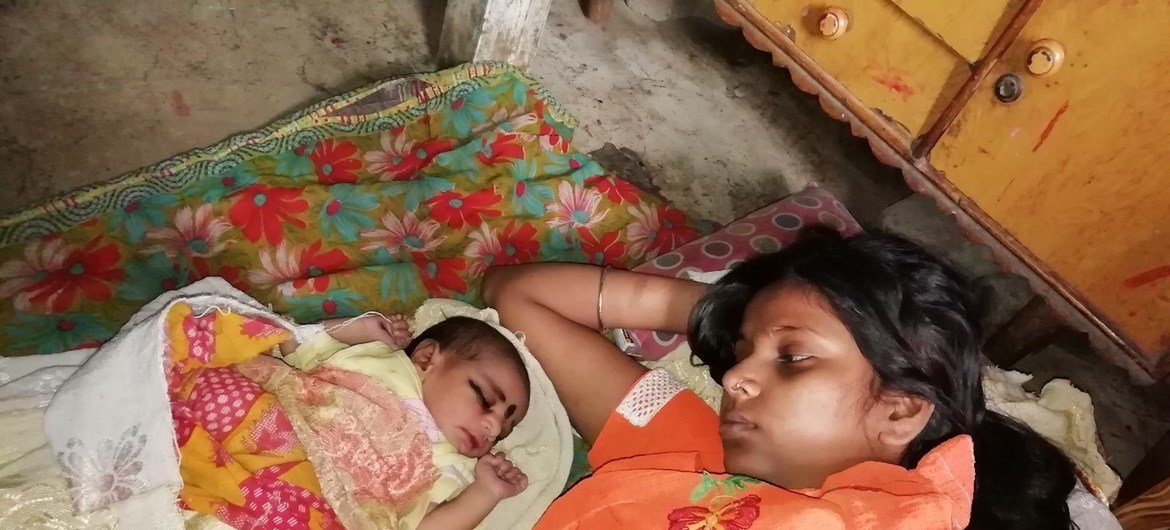 भारत में बिहार राज्य के पटना शहर में अपने नवजात शिशु के साथ आशा देवी.