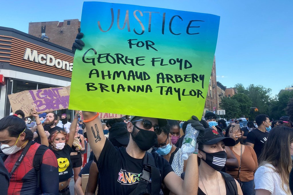 جانب من المظاهرات السلمية في نيويورك احتجاجا على مقتل الأميركي من أصول أفريقية جورج فلويد.