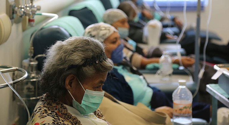 Mujeres con cáncer de mama reciben tratamiento gratuito en el Instituto Nacional de Oncología de la Ciudad de México.