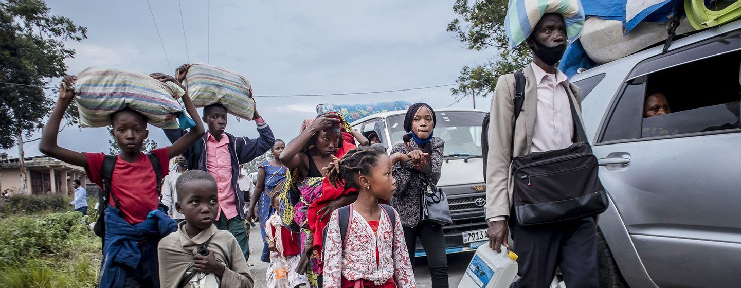 Des personnes évacuées de Goma en raison du danger d'une nouvelle éruption volcanique arrivent à Sake, dans la province du Nord-Kivu en RD Congo.