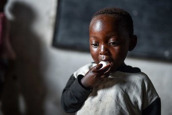 Un jeune garçon, dont le frère aîné est toujours porté disparu suite à l’éruption dernier du volcan Nyiragongo, attend au centre avec sa mère. L'UNICEF a créé des centres de transit pour les enfants non accompagnés et séparés, en collaboration avec les au