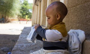 Un niño de siete meses habitante del Tigray come galletas de alto contenido calórico para aumentar su nutrición.