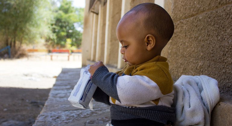 طفل يبلغ من العمر سبعة أشهر في غرب تيغراي يتناول بسكويت عالي الطاقة لتعزيز مستويات التغذية لديه.